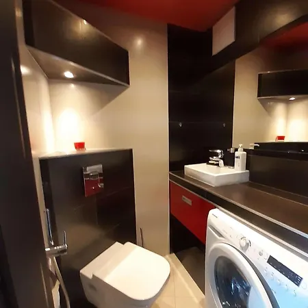公寓 A Beautiful, Modern, Air-conditioned And Furnished 3-room