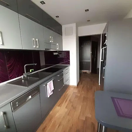 公寓 A Beautiful, Modern, Air-conditioned And Furnished 3-room *