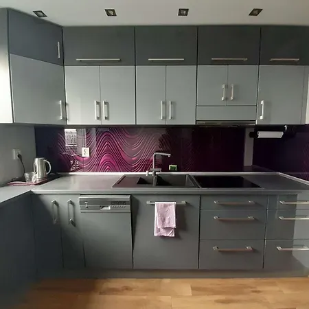 A Beautiful, Modern, Air-conditioned And Furnished 3-room Apartamento